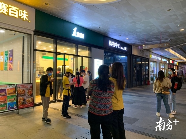 一点点佛山南海万科广场店，排队购买奶茶的人数众多。王蓓蓓 摄