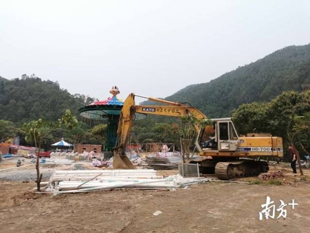 熊猫主题游乐园项目工地内，挖掘机正在工作。
