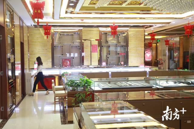 深圳龙凤珠宝在全国拥有800多家加盟店，目前基本恢复营业，但客流量仍然较少，总公司免除了2月份所有门店加盟费。
