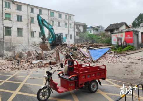 星子镇拆除红星街危旧房，新建一处便民停车场。记者黄津 摄