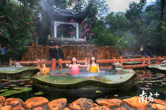 佛冈“氡”温泉每年吸引众多珠三角游客前来游玩。李国标 摄