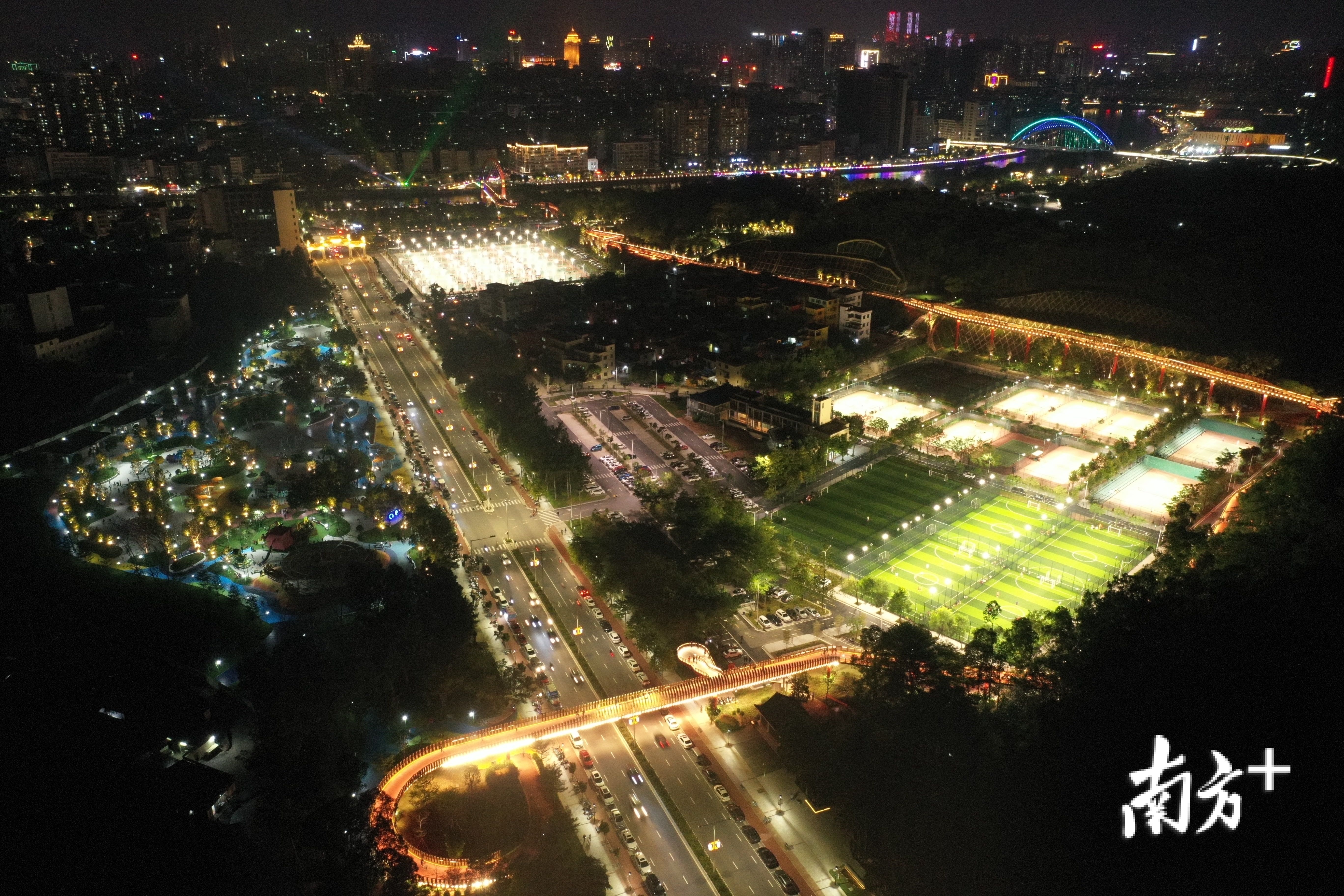 夜晚的蓬江河两岸灯火辉煌，白水带公园和新儿童公园满是运动休闲的市民。 杨兴乐 摄