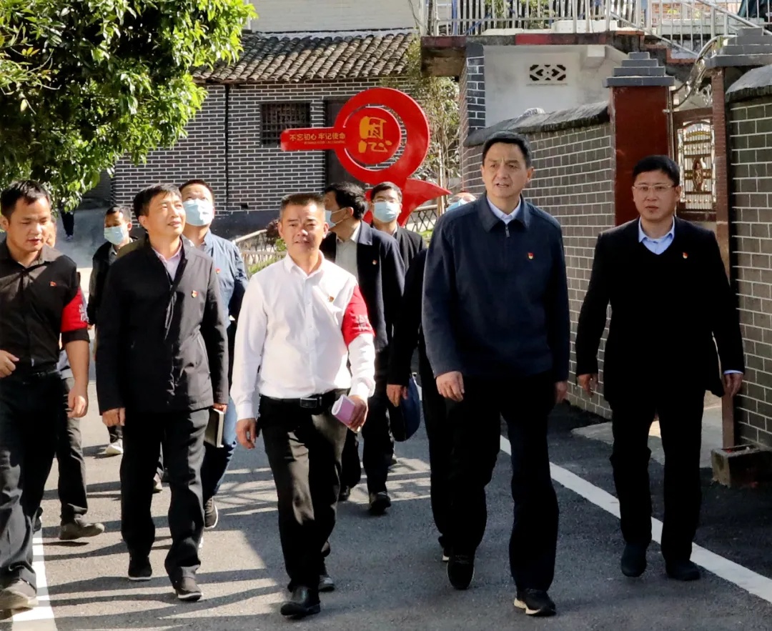 市委书记李红军在仁化县恩村督战脫贫攻坚工作。