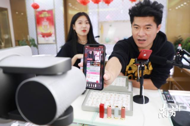 晚上7点30分，在深圳金至诚珠宝展台，男主播王泰木向网友展示抽奖结果的截屏图。