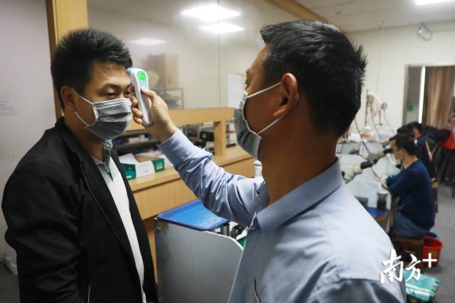 疫情期间，工作人员进厂每天需要4次测温，上下午更换新口罩。