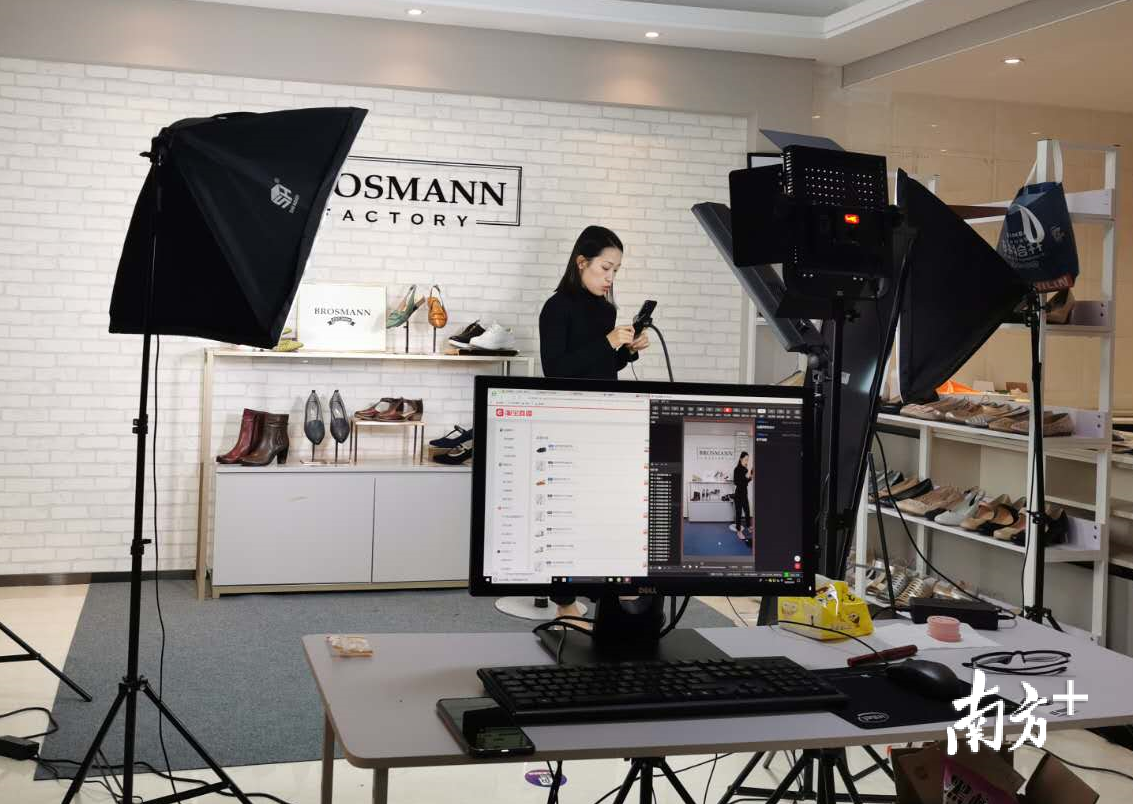 天猫佛山服务站里的网红主播正在直播。