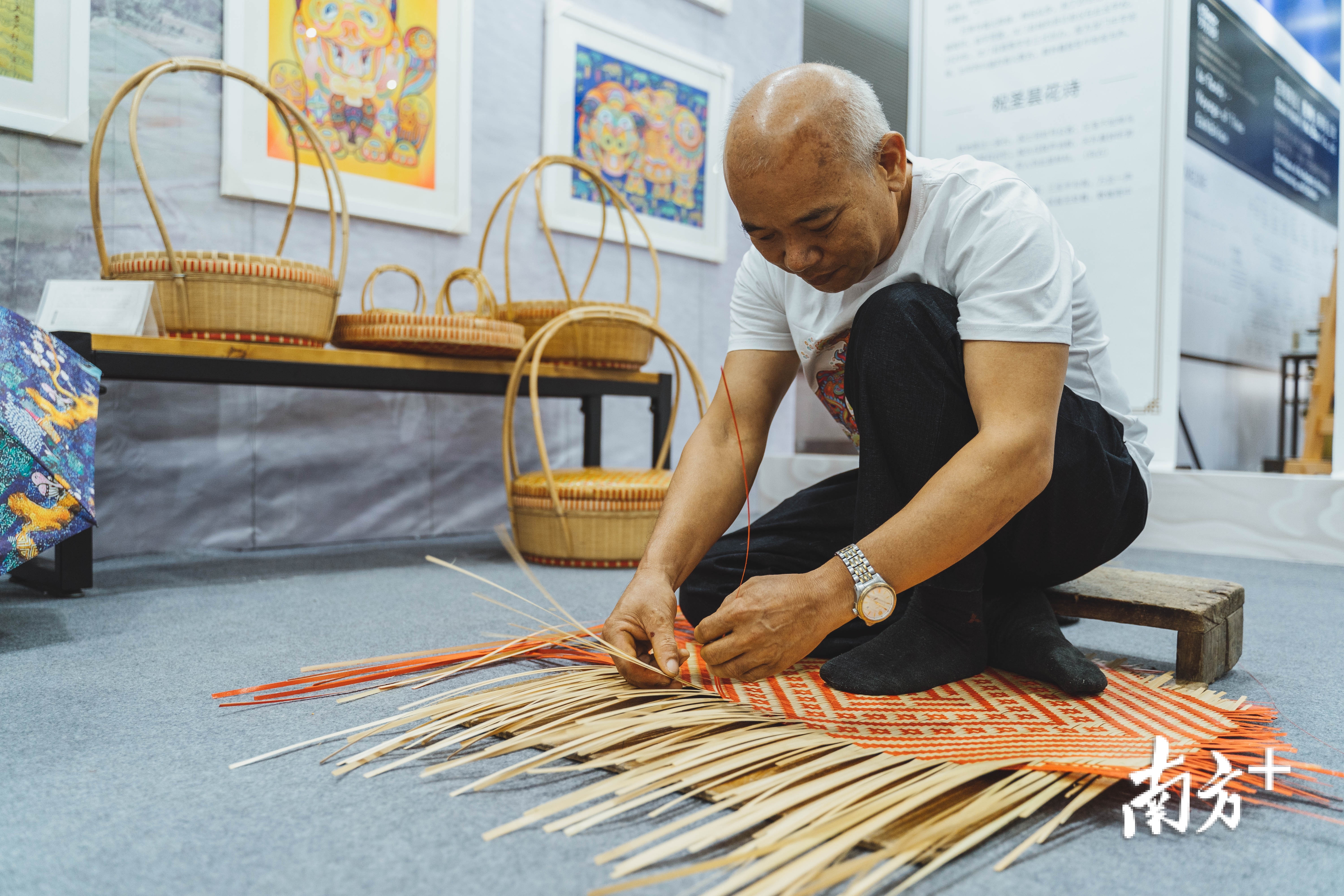 在2019年南国书香节惠州分会场上，林万谷现场展示盒箩编织。王昌辉 摄