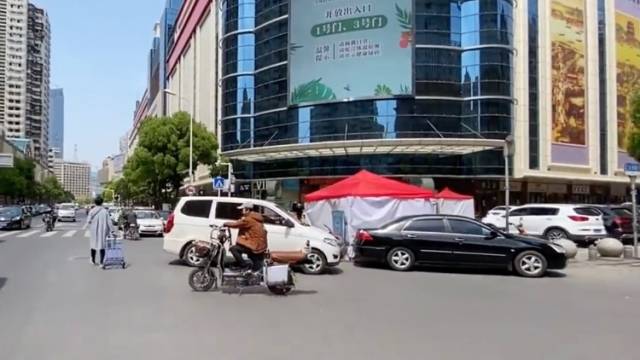 武汉汉正街车水马龙，这条全国小商品“第一街”正在复苏