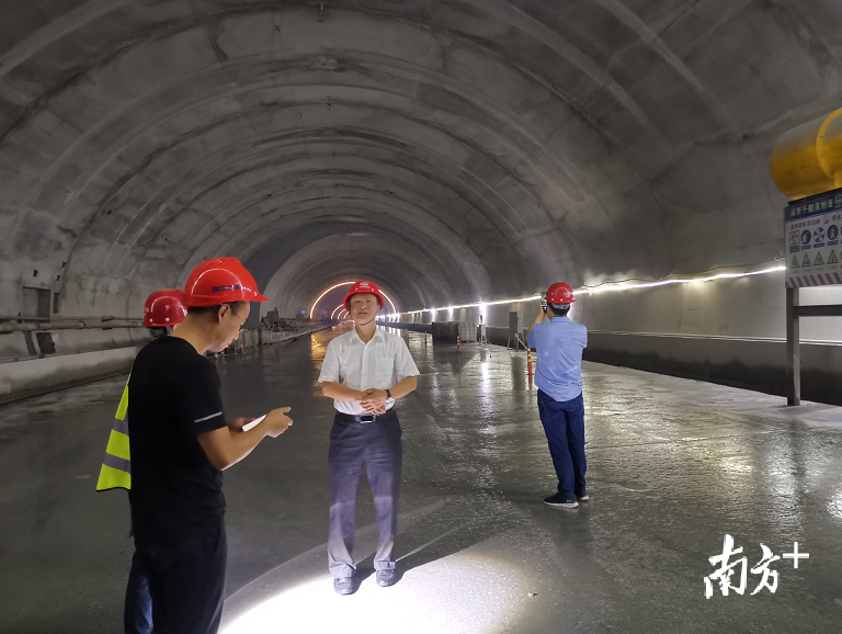 韶关农行工作人员到“韶关市翁源至新丰(新韶)高速。 韶关农行工作人员到“韶关市翁源至新丰(新韶)高速。