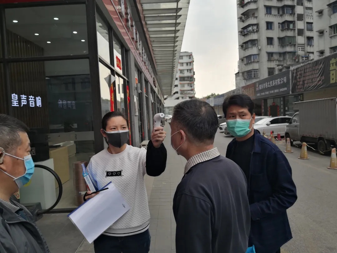 专班组在大型批发市场指导企业复工复产。