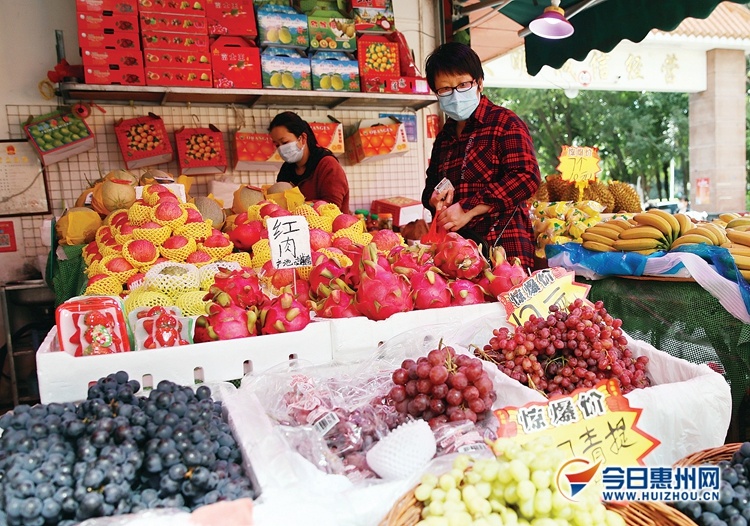 新鲜水果引来市民选购。