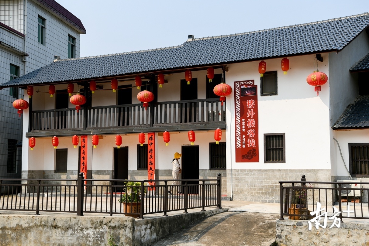 大东镇联丰村花萼楼景区旁，村民把自家老屋建成民宿招待游客。（南方日报记者 何森垚 摄）