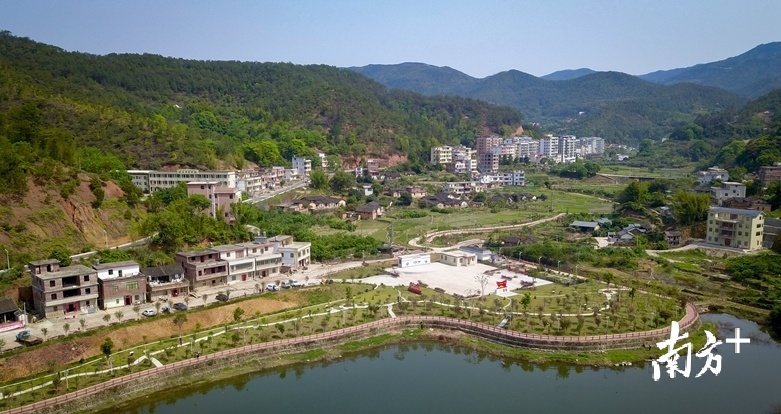 从荒芜之地到滨河文化公园，如今泮溪村河畔，绿水波光粼粼，空气清新宜人，公园成为村民群众休憩散步的好去处。（南方日报记者 何森垚 摄）