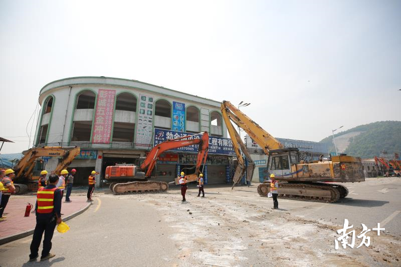 4月15日，顺德十大镇街同步举行村改清拆建设活动。叶伟涛 摄