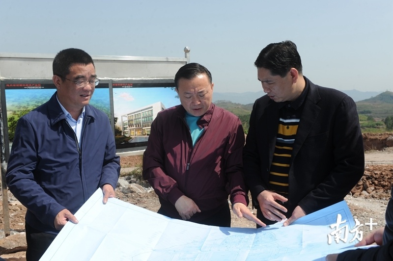 欧国伟察看石材循环经济产业园建设情况。