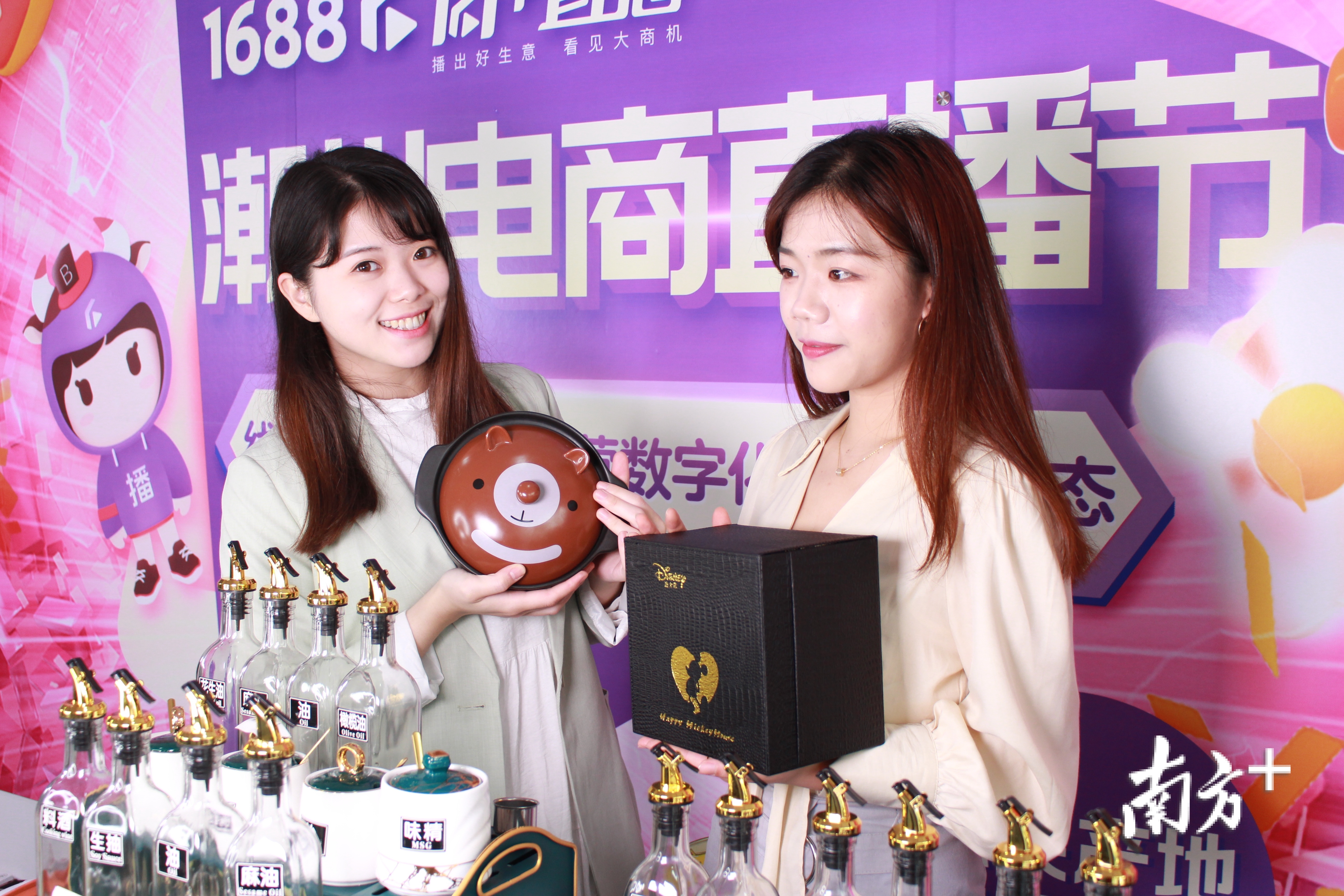 3月20日，潮州市举行“助力复工复产——1688电商直播节”。主播在直播带货。纪金娜 摄