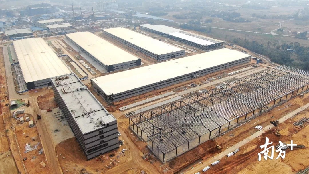 腾讯清远高新区云计算数据中心等5个动工项目总投资达124亿元。图为建设中的腾讯华南云计算基地。梁素雅 摄