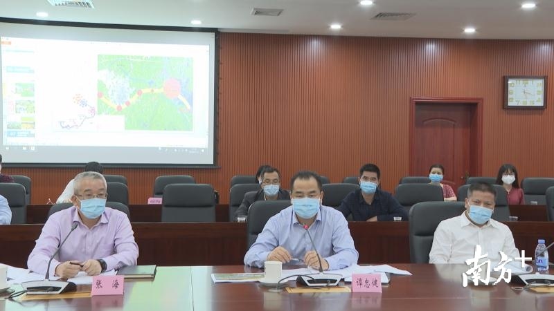 阳西县委副书记、县长谭忠健发表讲话。