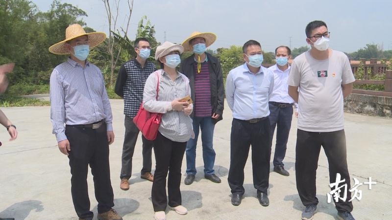 专家组一行在丹江碧道项目现场进行实地考察。专家组一行在蒲牌村垦造水田项目选址现场进行实地考察。