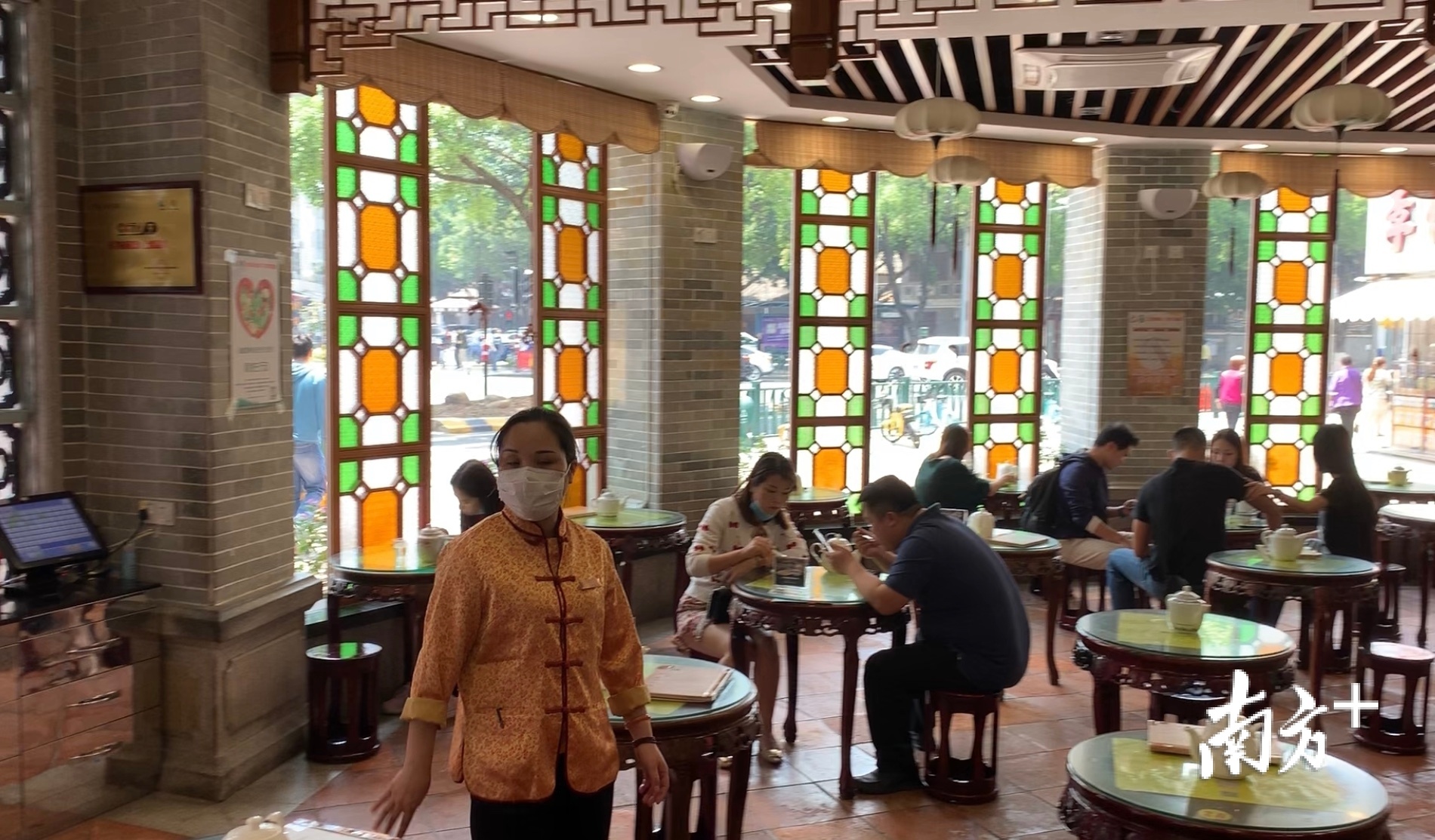 市民正在品尝双皮奶。羊建溶 摄