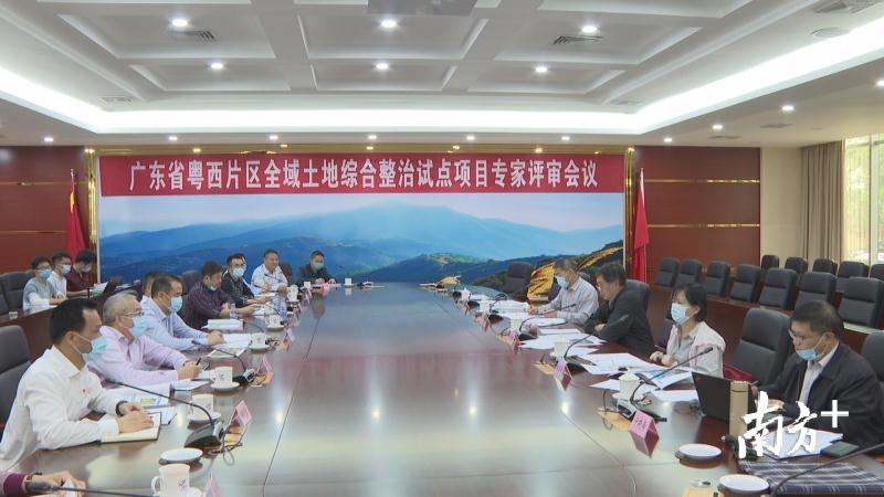 实地考察后，省专家组召开各地评审会。