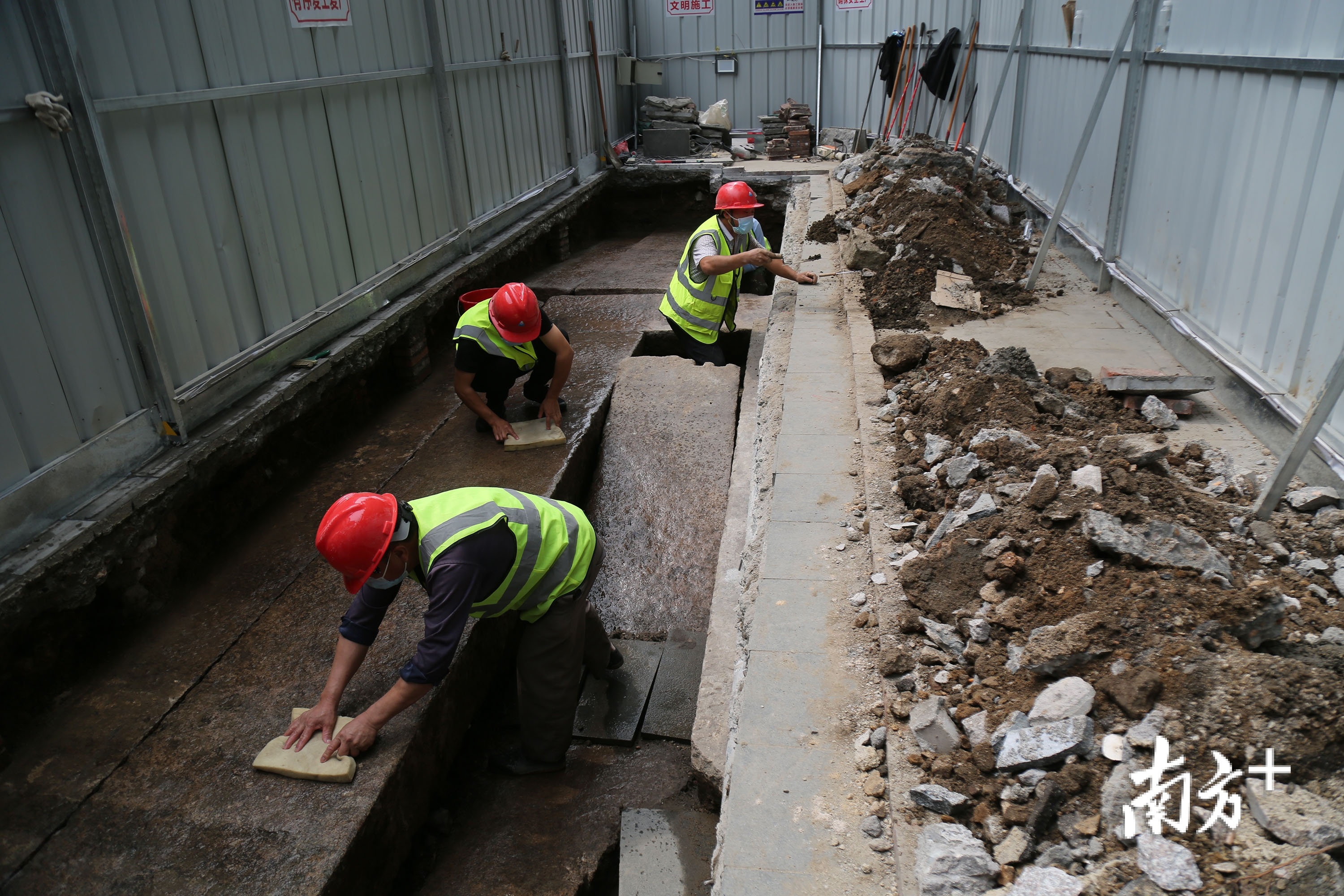 4月18日,太平桥遗址挖掘现场,工人们在清理桥梁。 4月18日,太平桥遗址挖掘现场,工人们在清理桥梁。