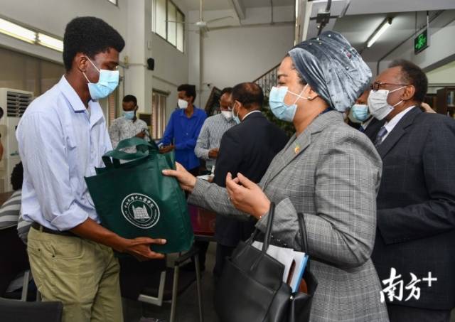 非洲国家驻穗领团团长、马里驻穗总领事艾丽玛·加库（右）向非洲国家留学生送“健康包”。