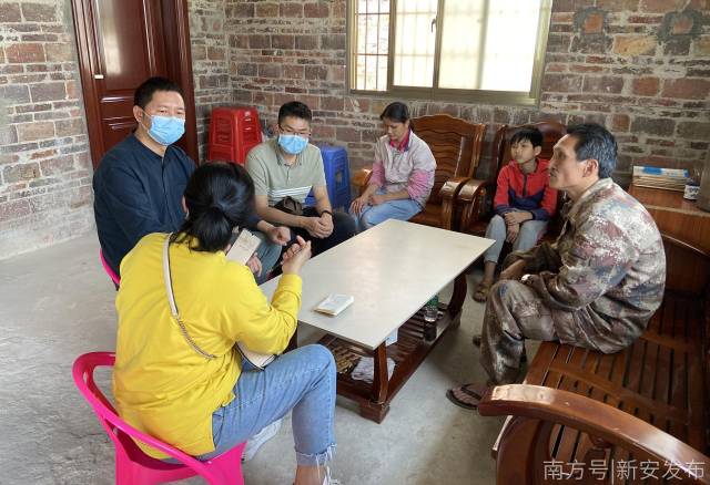 驻村干部到彭国伟家里了解近期生活情况