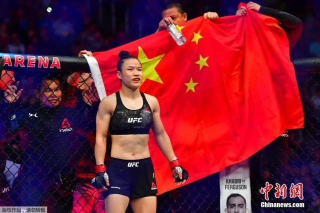 资料图:北京时间3月8日,中国首位UFC冠军张伟丽在美国举行的UFC248站女子草量级世界冠军卫冕战上,在五个回合里以点胜击败乔安娜,成功卫冕。 资料图:北京时间3月8日,中国首位UFC冠军张伟丽在美国举行的UFC248站女子草量级世界冠军卫冕战上,在五个回合里以点胜击败乔安娜,成功卫冕。