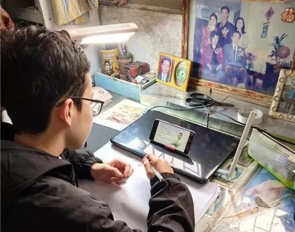 学生正在家中上网课  濠头中学供图