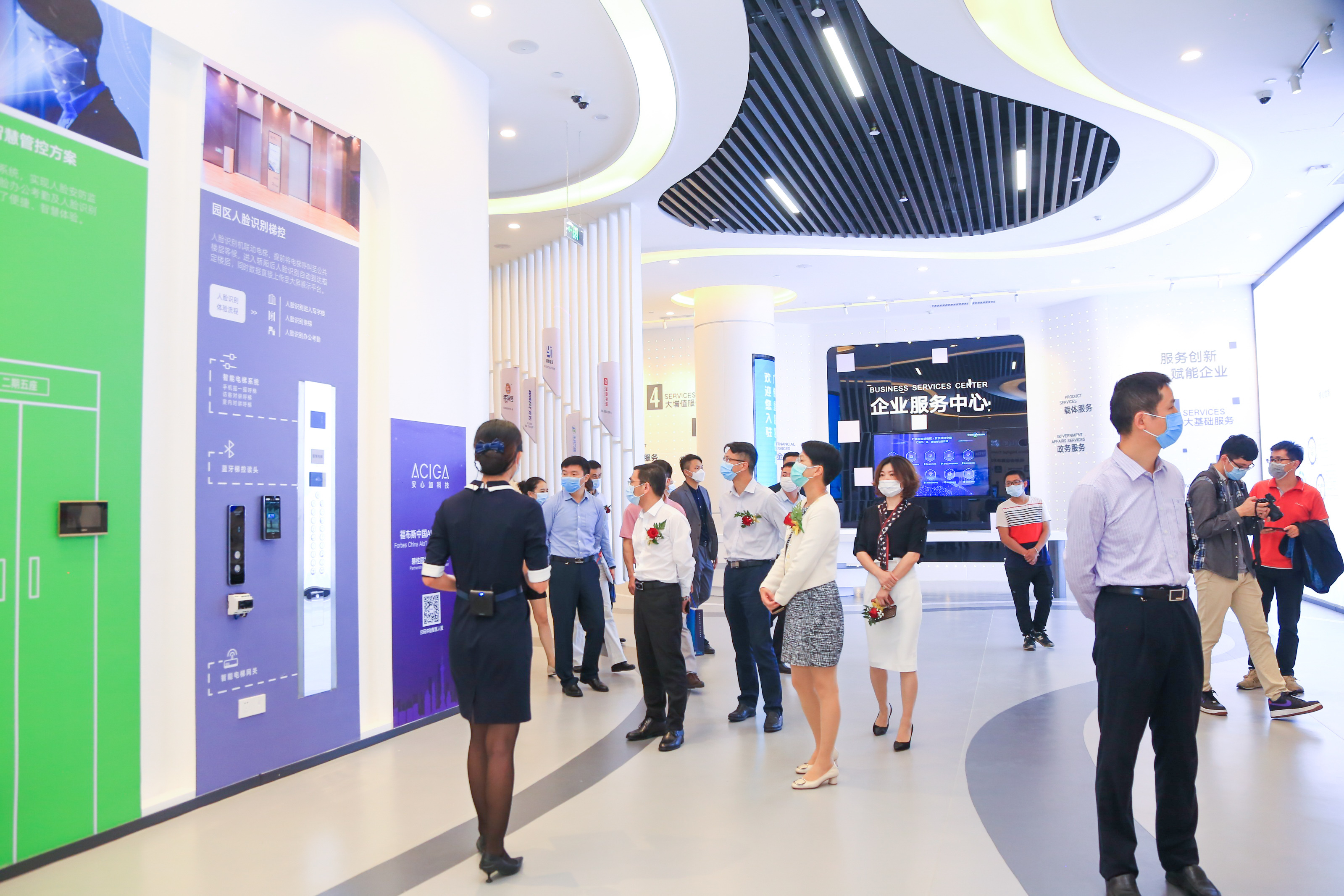 参观广佛里智慧慢城城市展厅