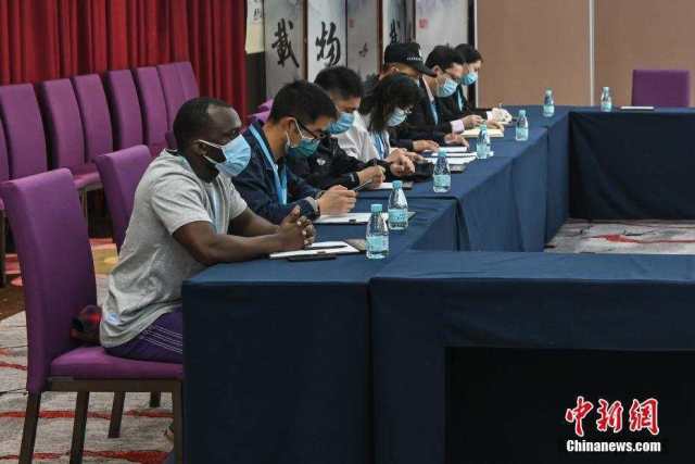 在广州隔离酒店当志愿者的非洲留学生