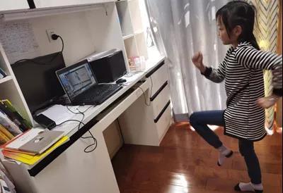 小学生正在家中上线上体育课。   南朗小学供图