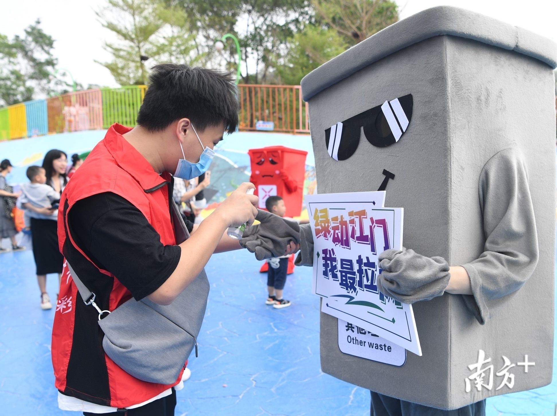 与小朋友握手前先消毒。杨兴乐 摄