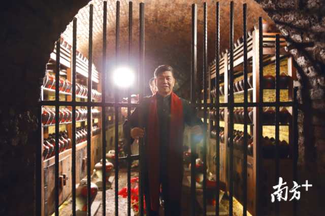 范绍辉打开珍藏美酒的大门。
