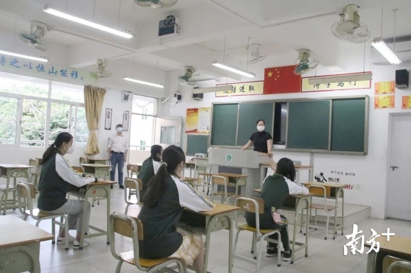 4月17日下午，可园中学开展了学生返校疫情防控模拟演练。
