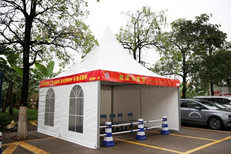 南海一中在校门外设置健康观察室。 南海一中在校门外设置健康观察室。