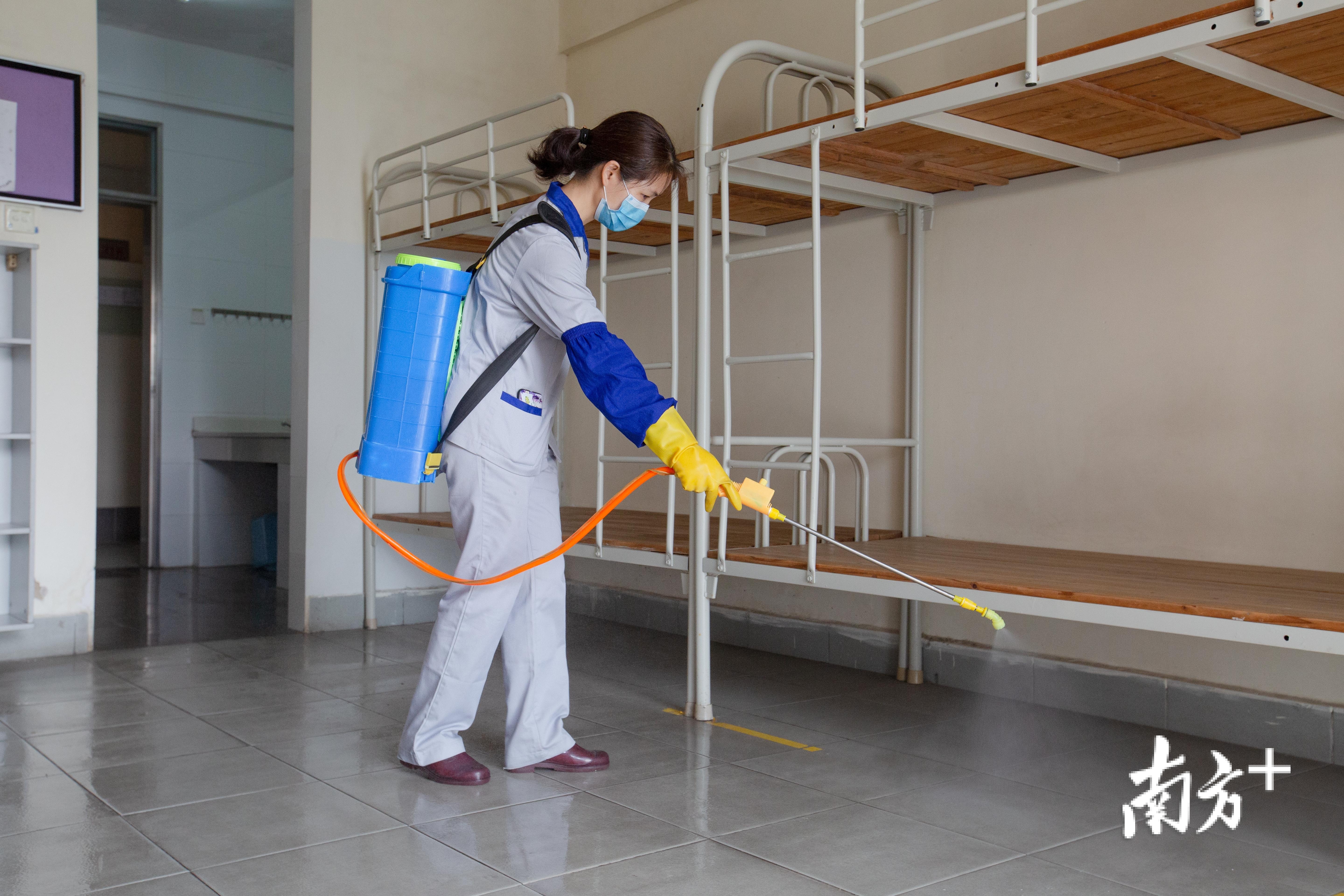 德胜学校对宿舍进行消杀。德胜学校供图