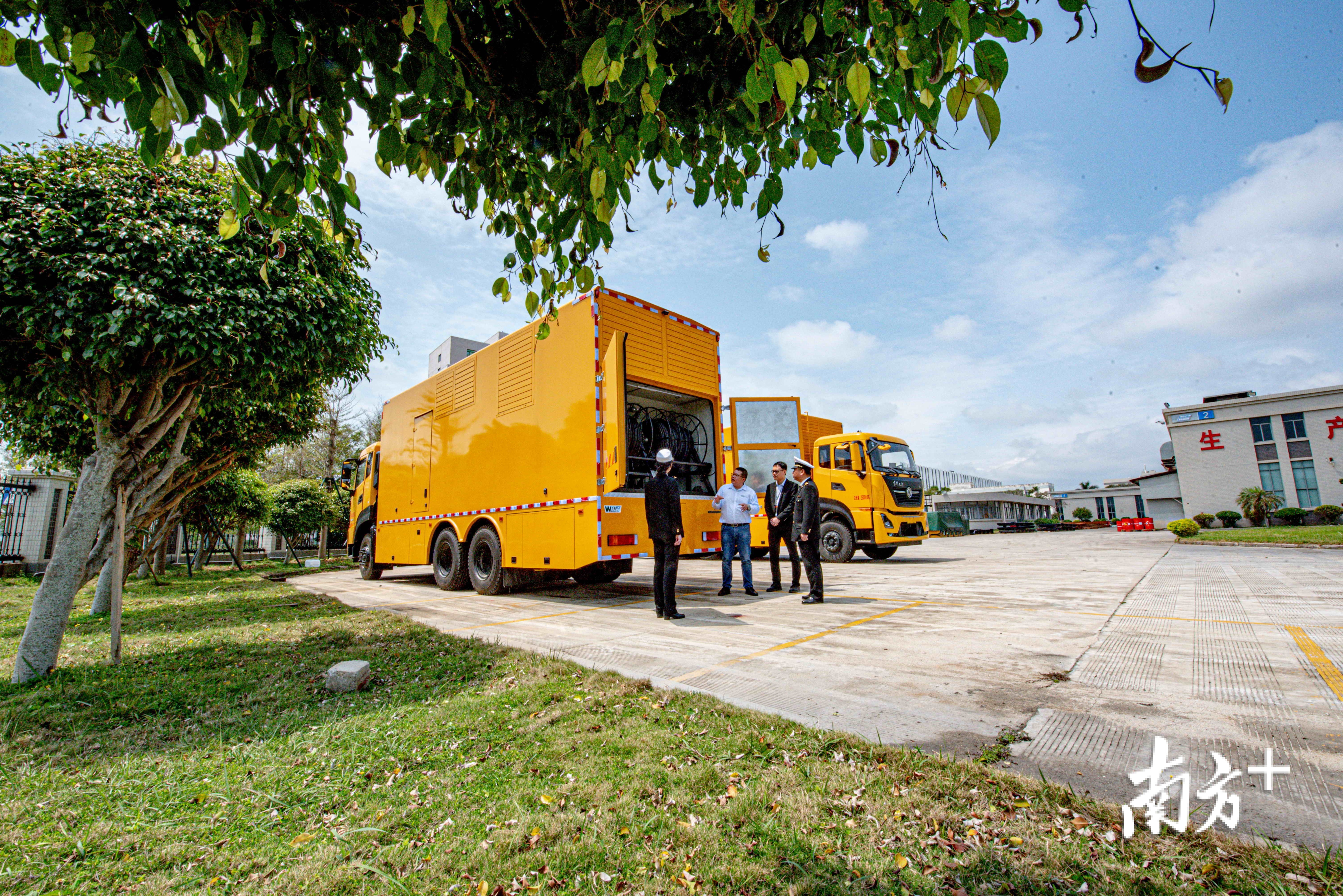 汕头海关所属濠江海关关员对保税区内企业进口设备实施现场监管。 袁国宏 摄