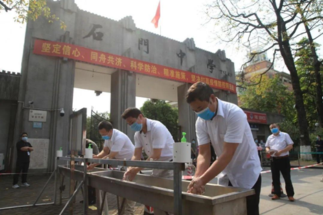 石门中学校门口设置了洗手池,图为应急演练现场。 石门中学校门口设置了洗手池,图为应急演练现场。