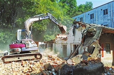 近日,红旗镇对小林村危旧房屋和违章搭建进行拆除整治。张洲 摄 近日,红旗镇对小林村危旧房屋和违章搭建进行拆除整治。张洲 摄