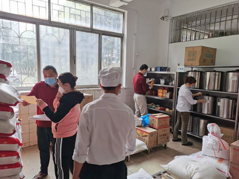 顺德郑裕彤中学对学校饭堂物资存储仓库进行了实地检查,确保食材储存安全,没有存在过期等问题。 顺德郑裕彤中学对学校饭堂物资存储仓库进行了实地检查,确保食材储存安全,没有存在过期等问题。