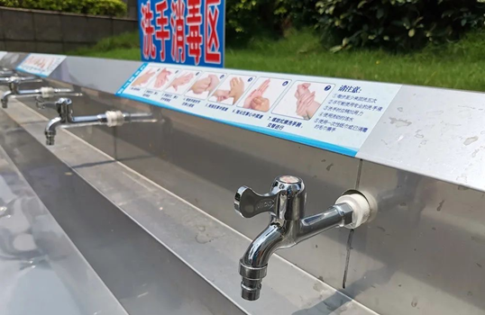 九江镇初级中学校园内洗手消毒区标示清晰的“七步洗手法”示意图。 九江镇初级中学校园内洗手消毒区标示清晰的“七步洗手法”示意图。