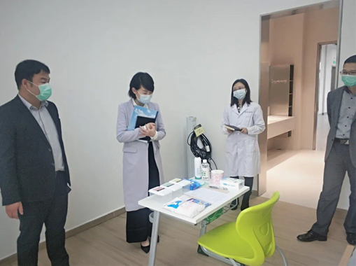 广东顺德德胜学校卫生副校长巡视校园防疫情况。 广东顺德德胜学校卫生副校长巡视校园防疫情况。