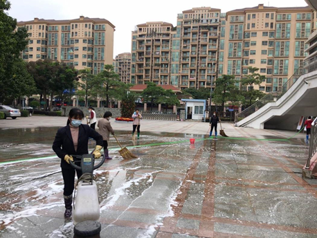 佛山市实验学校进行校园地面大扫除。 佛山市实验学校进行校园地面大扫除。