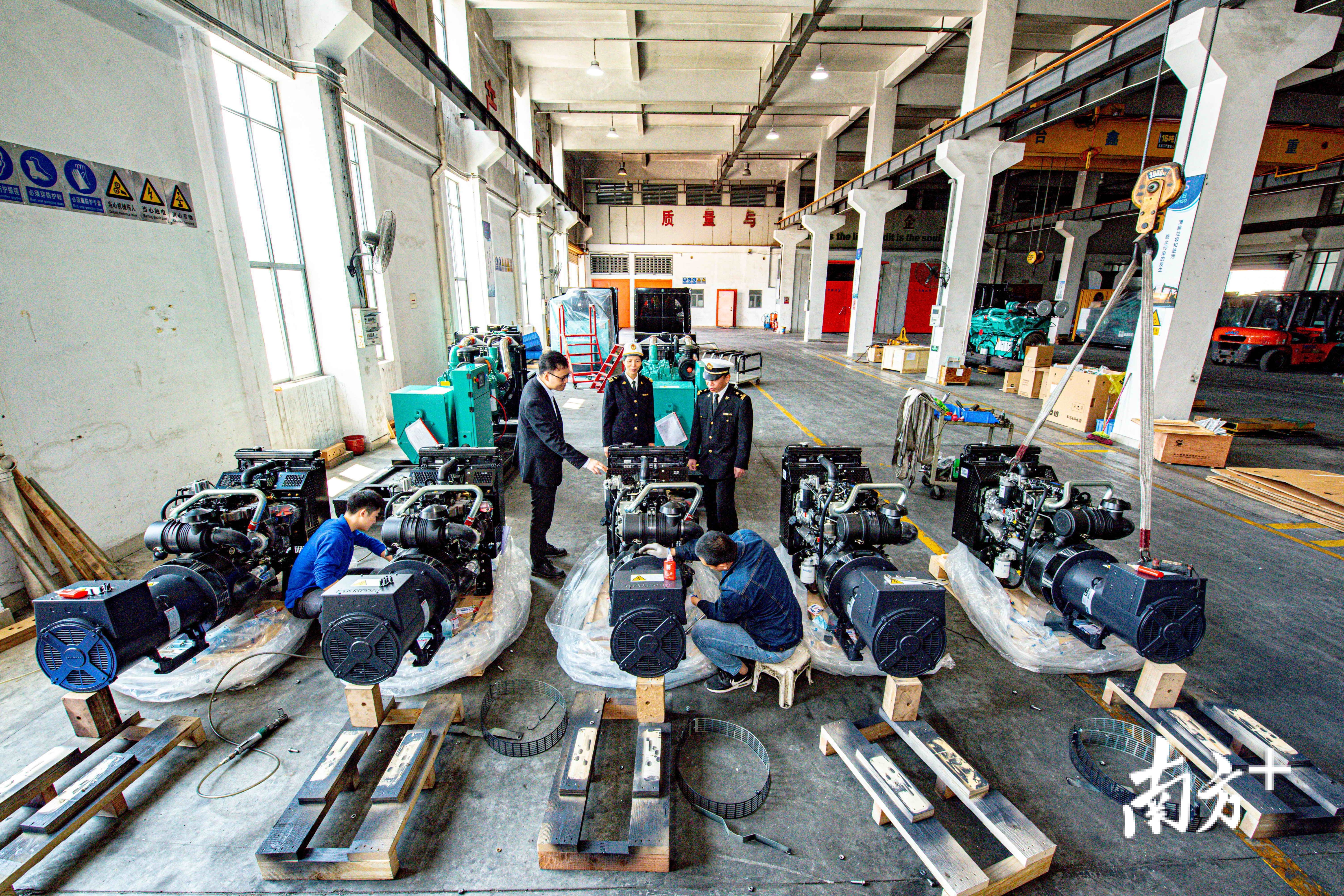 濠江海关关员在保税区内企业生产车间进行日常监管。袁国宏 摄