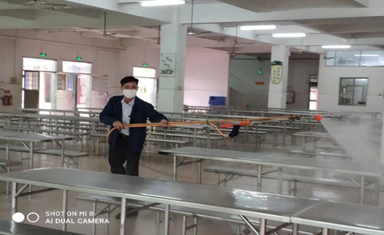 三水白坭中学用专业消杀设备进行全方位的防疫消杀。 三水白坭中学用专业消杀设备进行全方位的防疫消杀。