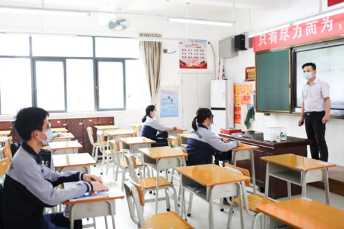 高明区沧江中学应急演练现场,上课时学生将单人单桌就座,不进行小组讨论,老师与学生保持距离。 高明区沧江中学应急演练现场,上课时学生将单人单桌就座,不进行小组讨论,老师与学生保持距离。