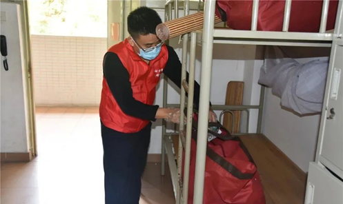 顺德翁祐中学组织九年级家长提前将学生行李送到学校,统一由教师志愿者将行李物品运送至学生宿舍,4月27日开学时九年级学子只需“拎包入学”。 顺德翁祐中学组织九年级家长提前将学生行李送到学校,统一由教师志愿者将行李物品运送至学生宿舍,4月27日开学时九年级学子只需“拎包入学”。