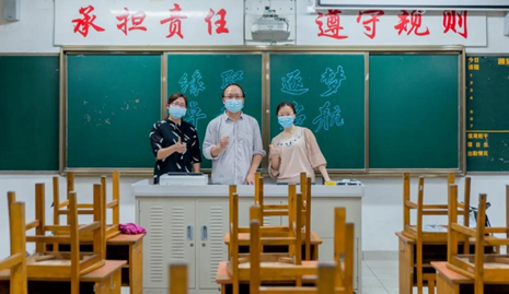 顺德一中开展了爱国卫生运动,老师们还在教室黑板上写下一句句温馨鼓舞的话语。 顺德一中开展了爱国卫生运动,老师们还在教室黑板上写下一句句温馨鼓舞的话语。